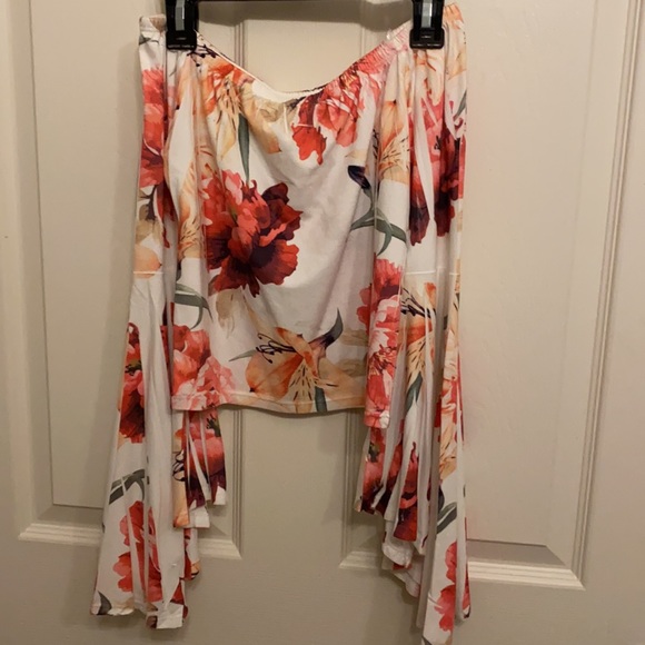 Floral off-shoulder top. Size XS. - Picture 2 of 4